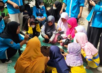 SMART Polinela dan FKMPI Lampung Sebar Menanam Untuk Anak